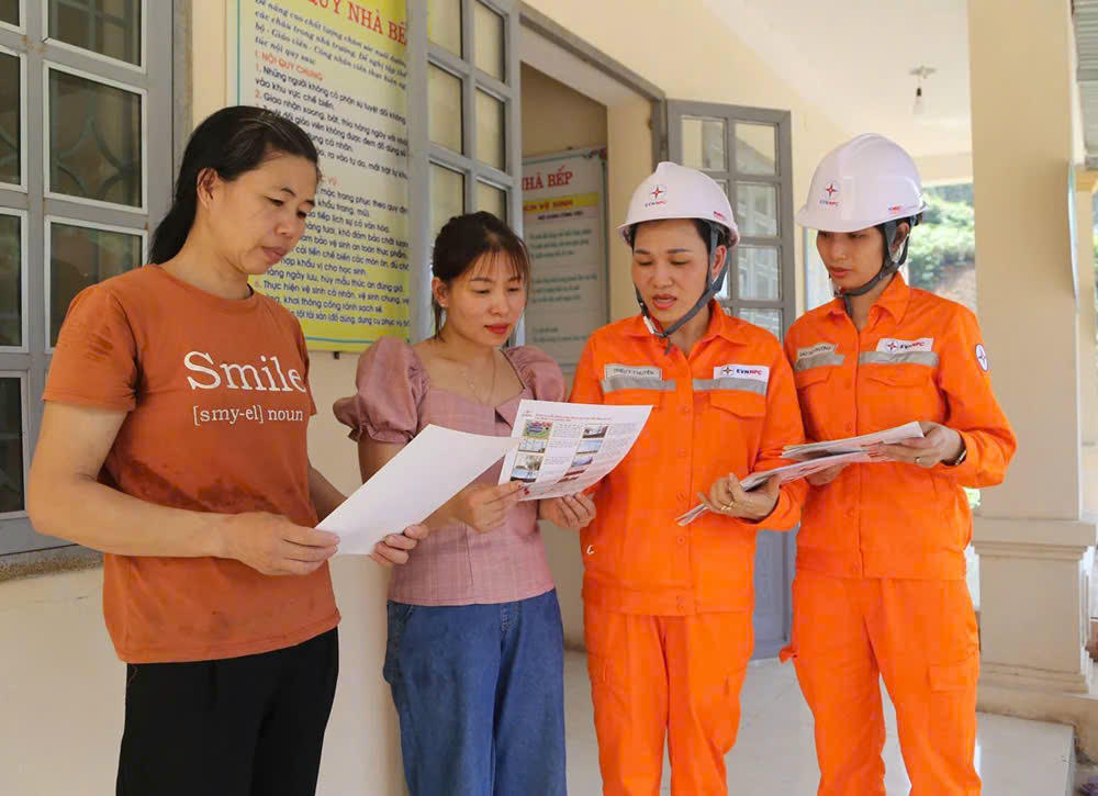 Nhân viên Điện lực tuyên truyền cho người dân các giải pháp tiết kiệm điện trong mùa hè