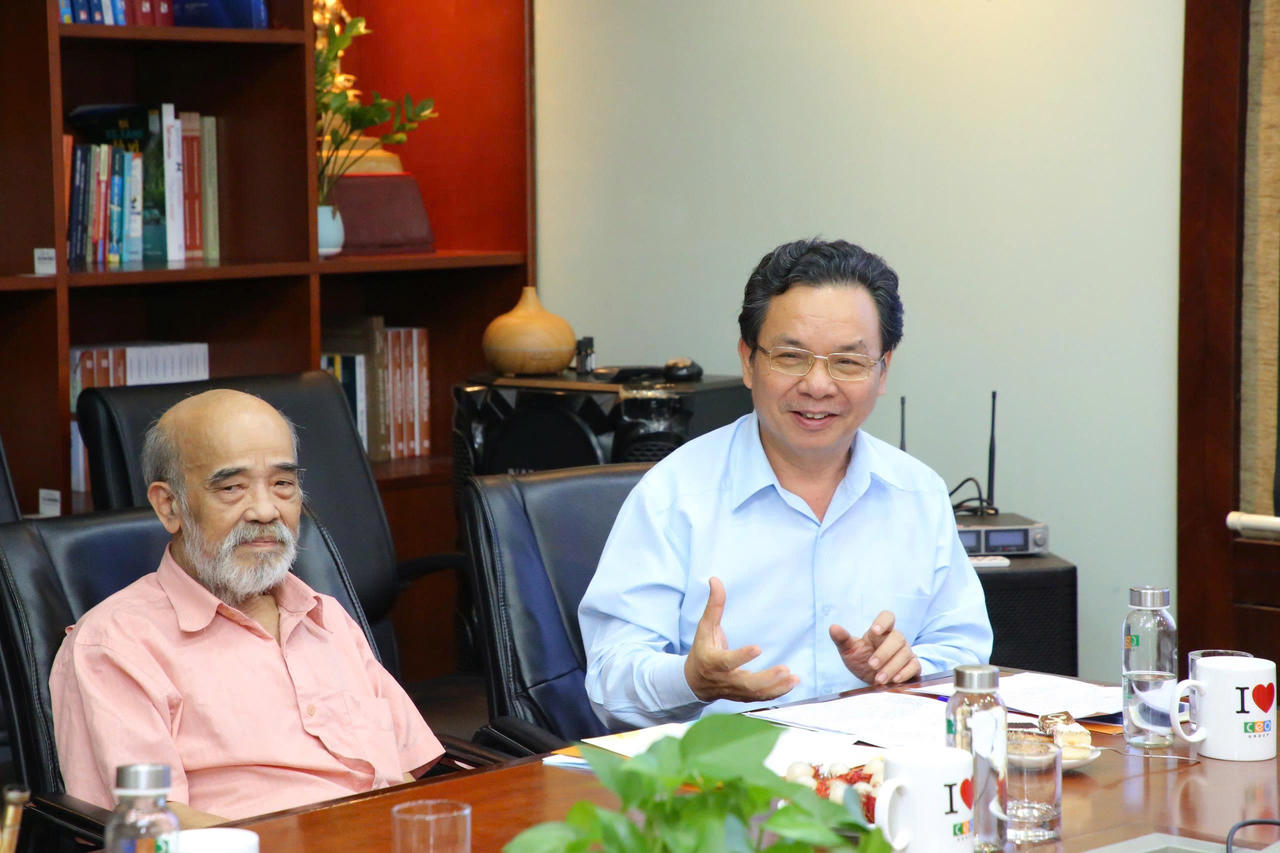 Các chuyên gia tham gia cuộc họp.