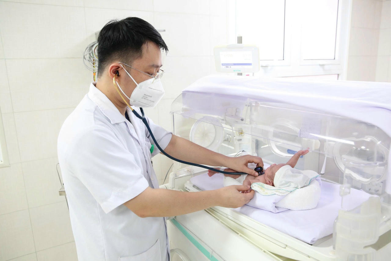 Hành trình 103 ngày hồi sinh bé gái sinh cực non 24 tuần, chỉ nặng 550 gram