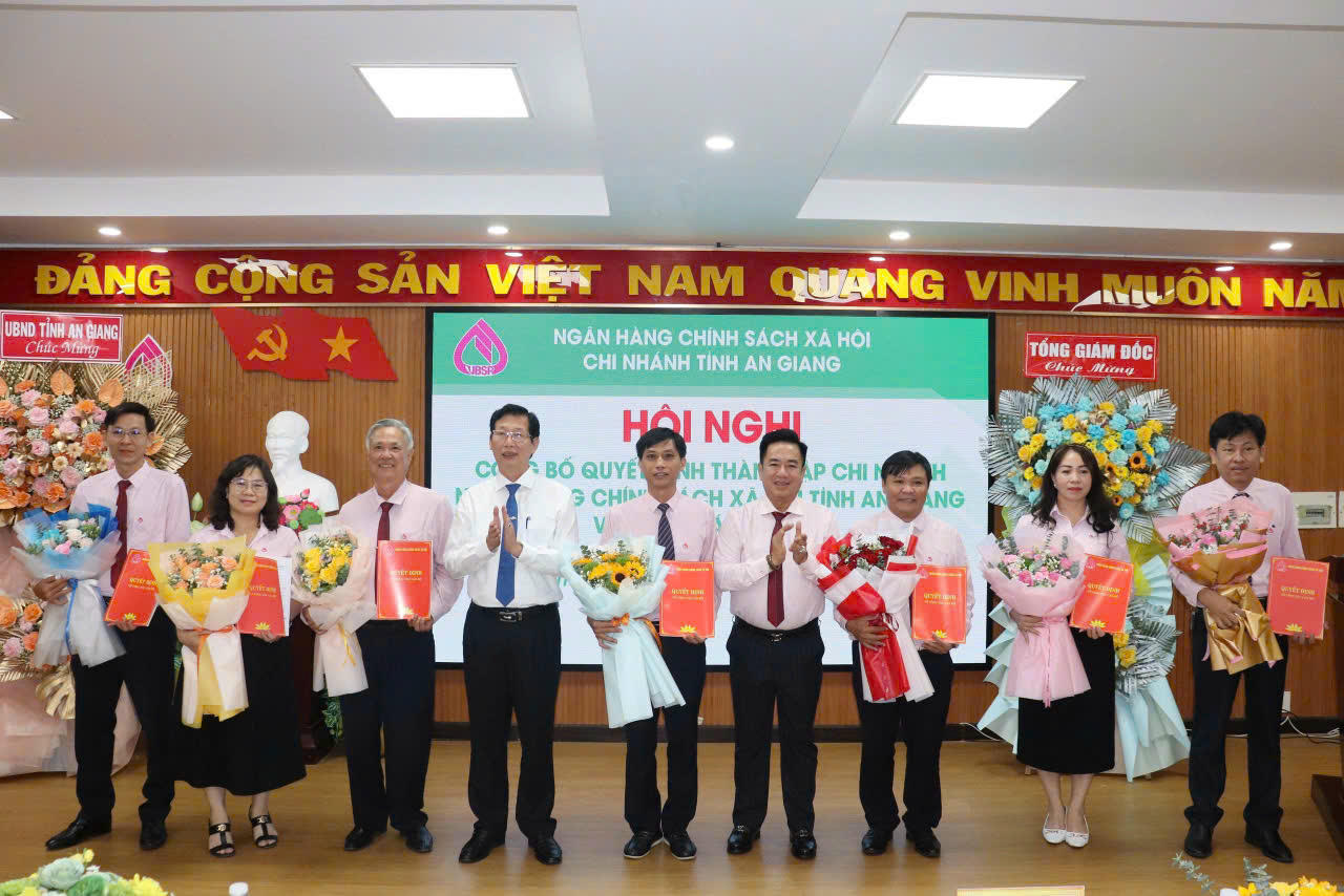 Lễ công bố thành lập Chi nhánh NHCSXH tỉnh An Giang và QĐ bổ nhiệm ban GĐ của Chi nhánh.