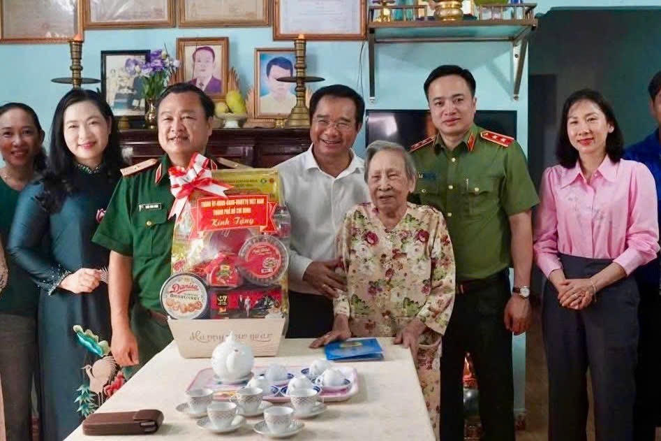 Ông Nguyễn Văn Được đến thăm gia đình chính sách tại Côn Đảo