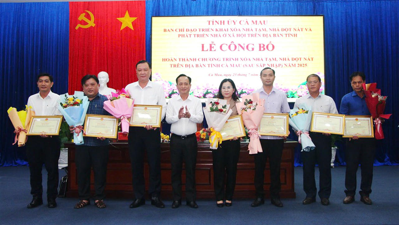 Ông Phạm Văn Thiều – Phó Bí thư Tỉnh ủy, Chủ tịch HĐND tỉnh Cà Mau, trao Bằng khen cho các cá nhân có thành tích xuất sắc trong việc góp phần cùng tỉnh hoàn thành Chương trình xóa nhà tạm, nhà dột nát năm 2025 (ngày 23/7).