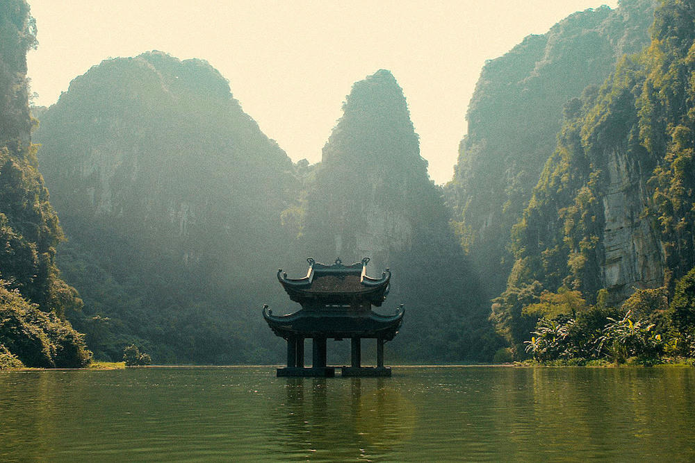 Hành Cung Vũ Lâm với bao quanh là núi non và sông nước.