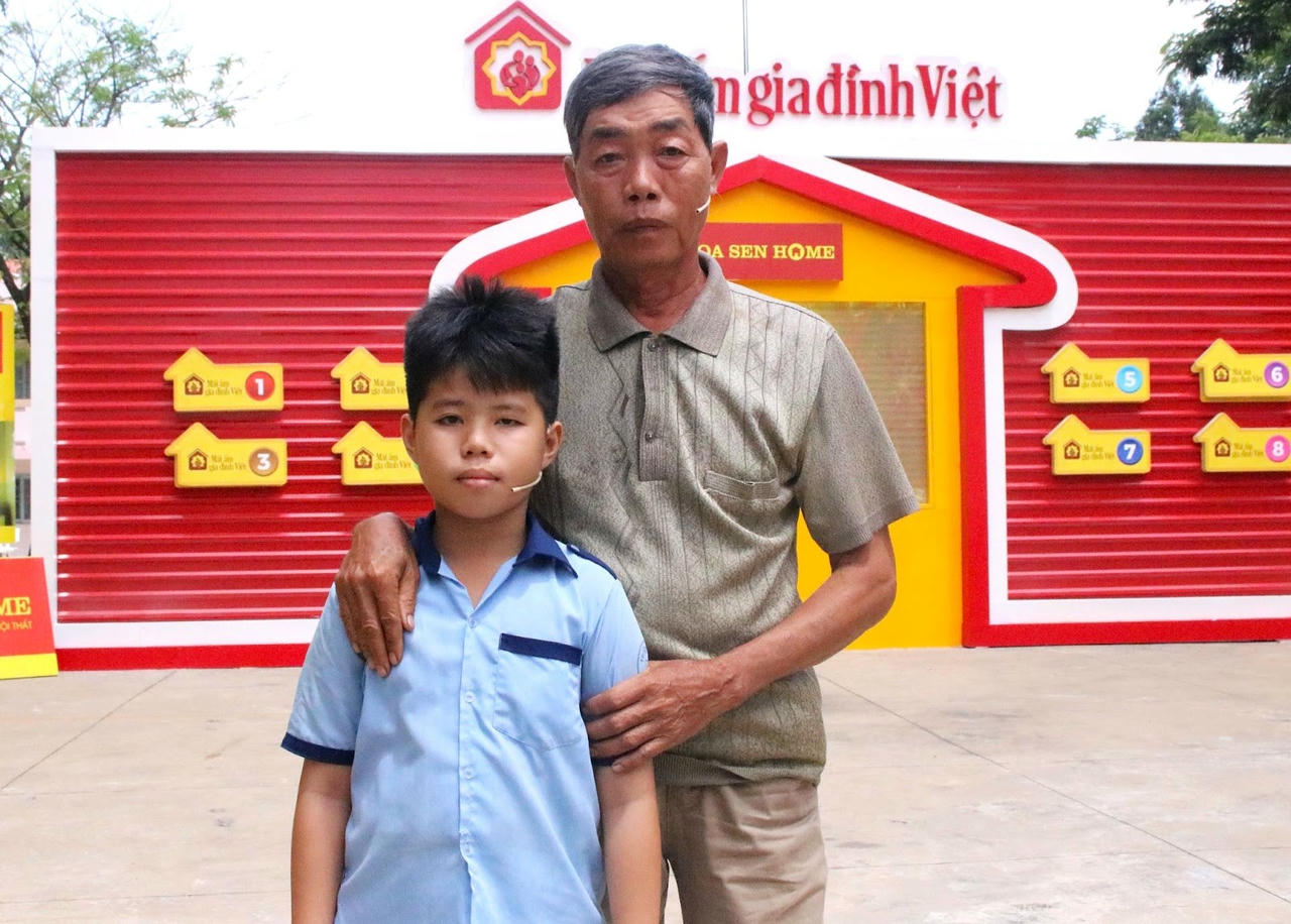 Gia Khánh và người ông tại tập 107 chương trình Mái ấm gia đình Việt.