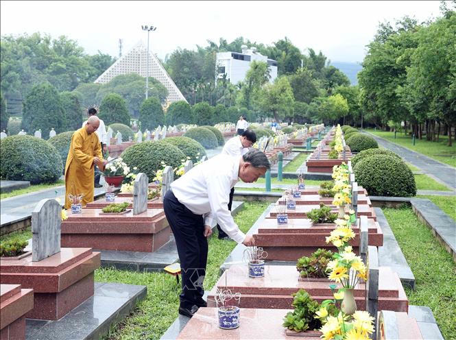 Tổng Bí thư Tô Lâm dâng hương tưởng niệm các Anh hùng, Liệt sĩ tại Điện Biên
