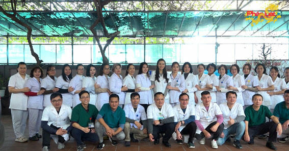 Tập thể bác sỹ, giám định viên, cán bộ TTPYHN (bác sỹ, giám định viên Trịnh Xuân Hà người ở giữa, hàng ngồi). (Ảnh: PV)