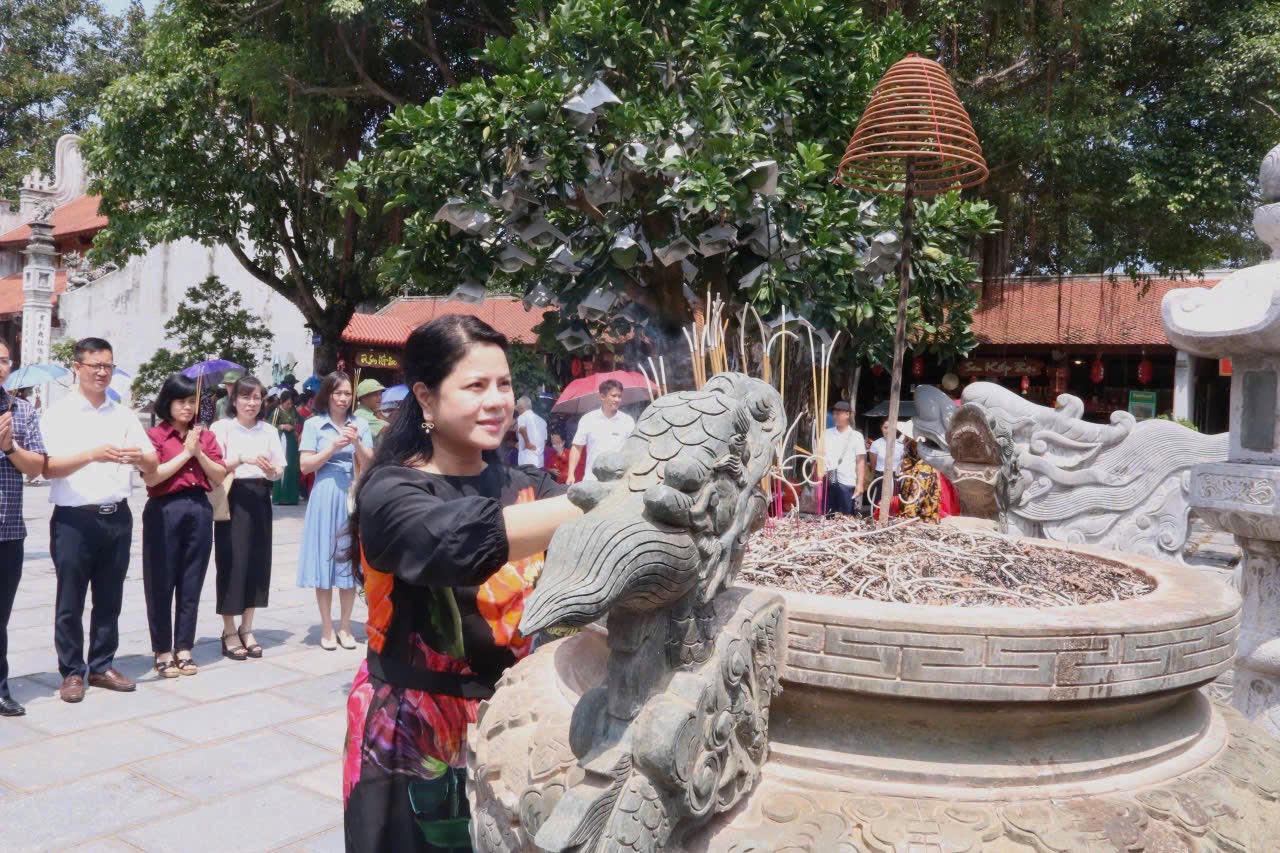  Bà Trần Thị Hoàng Mai - Giám đốc Sở VHTT & DL Hải Phòng cùng đoàn công tác chuẩn bị cho Lễ hội mùa thu Côn Sơn – Kiếp Bạc năm 2025.