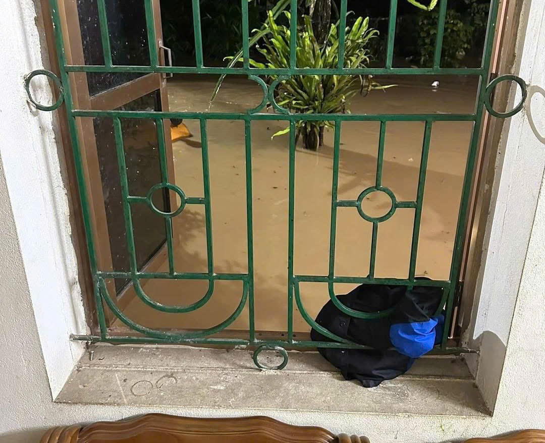 Tại phường Cam Đường, mưa lớn dồn dập khiến nước dâng nhanh, gây ngập tại nhiều tổ dân phố.