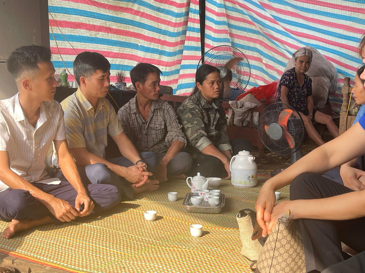 Anh Hoàng (ngoài cùng bên trái) là một Đảng viên trẻ tiêu biểu, nhiệt huyết với cộng đồng, tích cực tham gia công tác xã hội, đóng góp cho địa phương nhiều sáng kiến thiết thực. Ảnh: NVCC