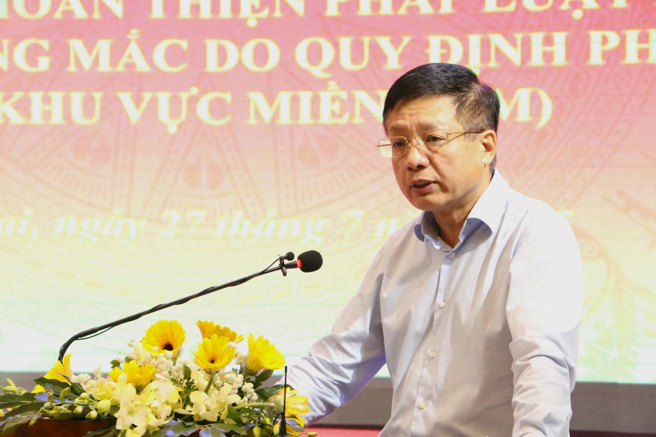 Thứ trưởng Bộ Tài chính Hồ Sỹ Hùng trình bày tham luận tại hội nghị.