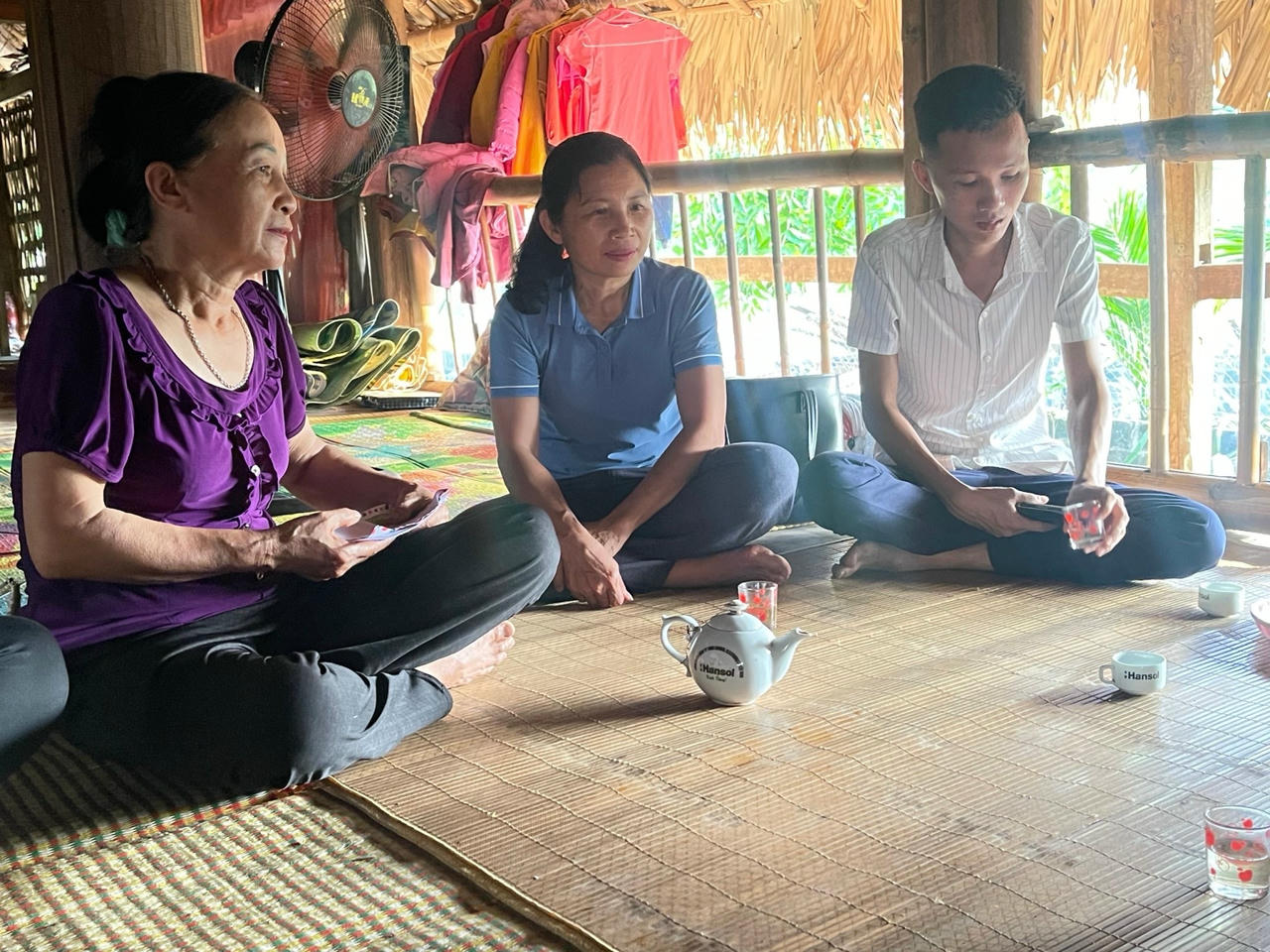 Anh Hoàng luôn gần dân để lắng nghe tâm tư nguyện vọng của bà con để biết họ muốn gì và cần gì. Ảnh: NVCC