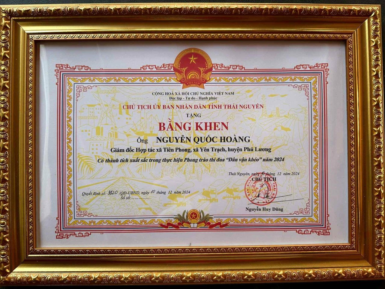 Với những cống hiến của mình, anh Hoàng đã nhận được nhiều danh hiệu quý giá.