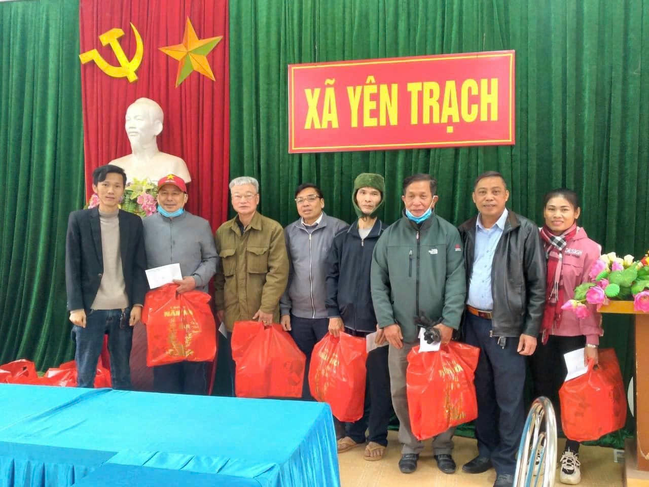 Không chỉ làm kinh tế giỏi, anh Hoàng còn tích cực tham gia các hoạt động thiện nguyện ở địa phương. Ảnh: NVCC