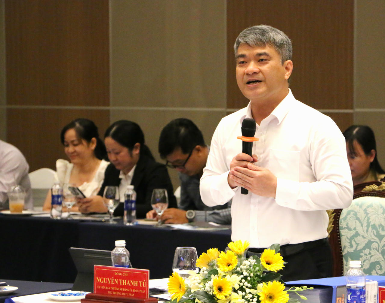 Thứ trưởng Bộ Tư pháp Nguyễn Thanh Tú trao đổi tại hội thảo.