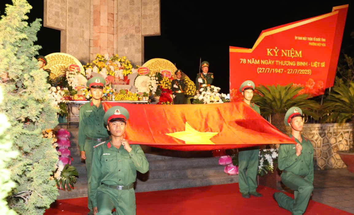 Quảng Ninh: Thắp nến tri ân các anh hùng liệt sĩ nhân kỷ niệm 78 năm Ngày Thương binh – Liệt sĩ.