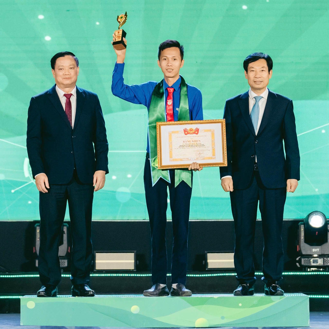 Năm 2024, anh Hoàng vinh dự là 1 trong 36 thanh niên tiêu biểu toàn quốc nhận giải thưởng Lương Định Của do Ban Chấp hành Trung ương Đoàn TNCS HCM trao tặng. Ảnh: NVCC