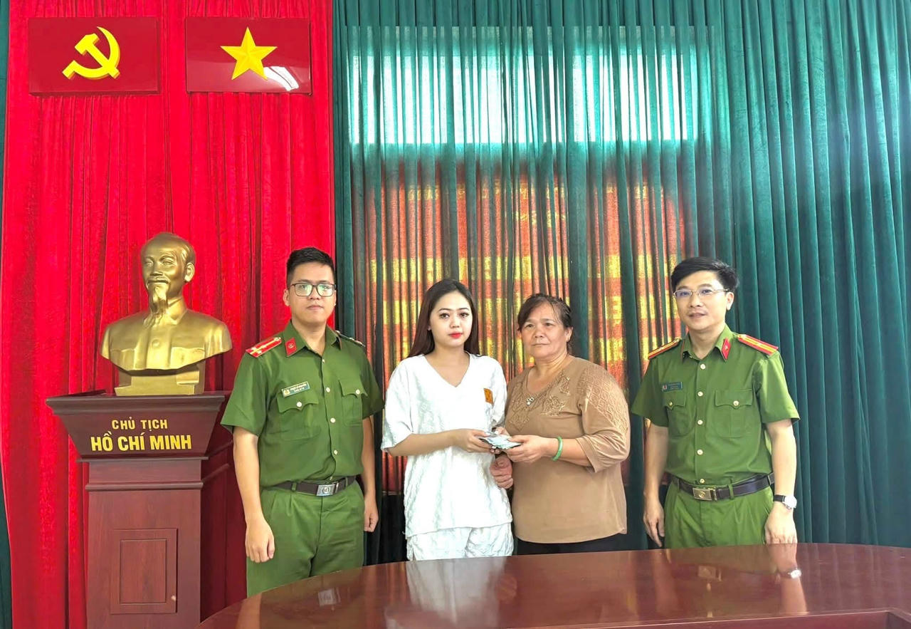 Nhặt được 45 triệu đồng, trao trả người đánh rơi Nhặt được 45 triệu đồng, trao trả người đánh rơi
