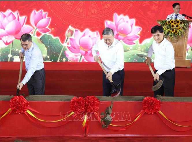 Tổng Bí thư Tô Lâm và các đại biểu thực hiện nghi thức khởi công Trường liên cấp Tiểu học, 
Trung học Cơ sở xã Si Pa Phìn, tỉnh Điện Biên.