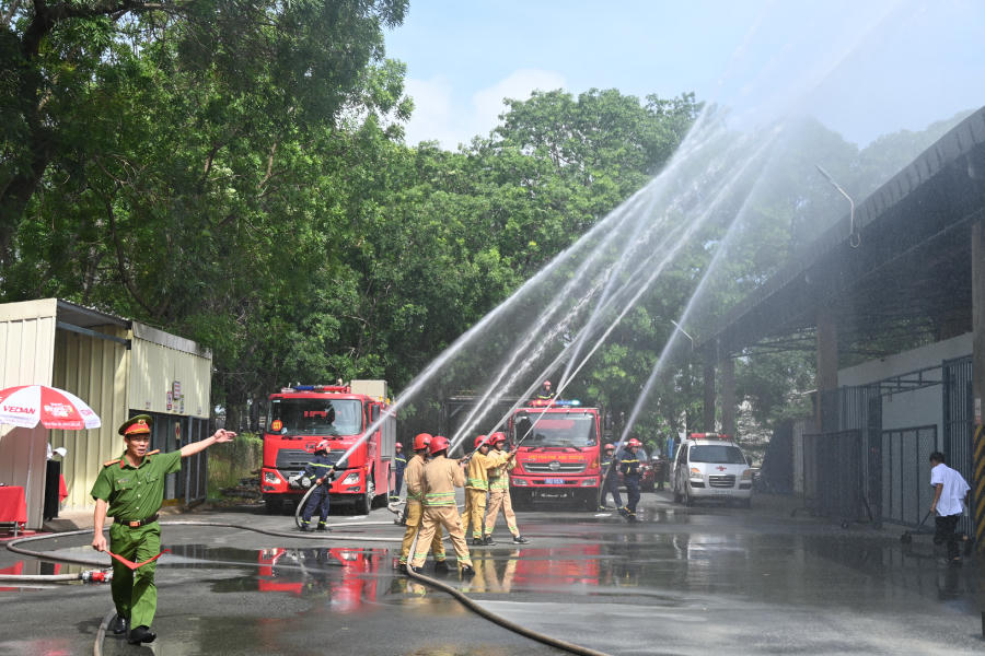 Lực lượng PCCC chuyên nghiệp và PCCC Vedan phối hợp dập lửa