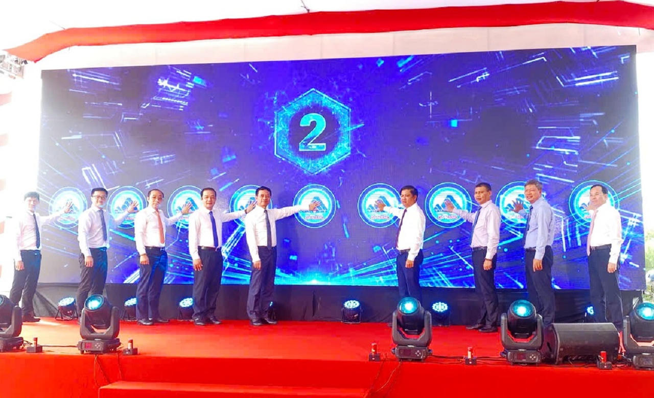 Các đại biểu nhấn nút khởi công dự án.