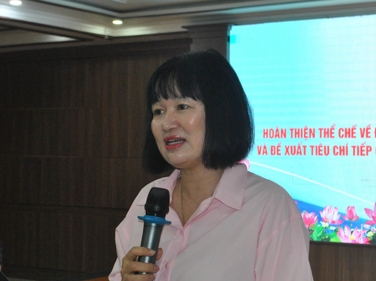 Bà Ngô Quỳnh Hoa- Phó Cục trưởng Cục Phổ biến, giáo dục pháp luật và Trợ giúp pháp lý  giải đáp các câu hỏi của đại biểu. Ảnh: PV