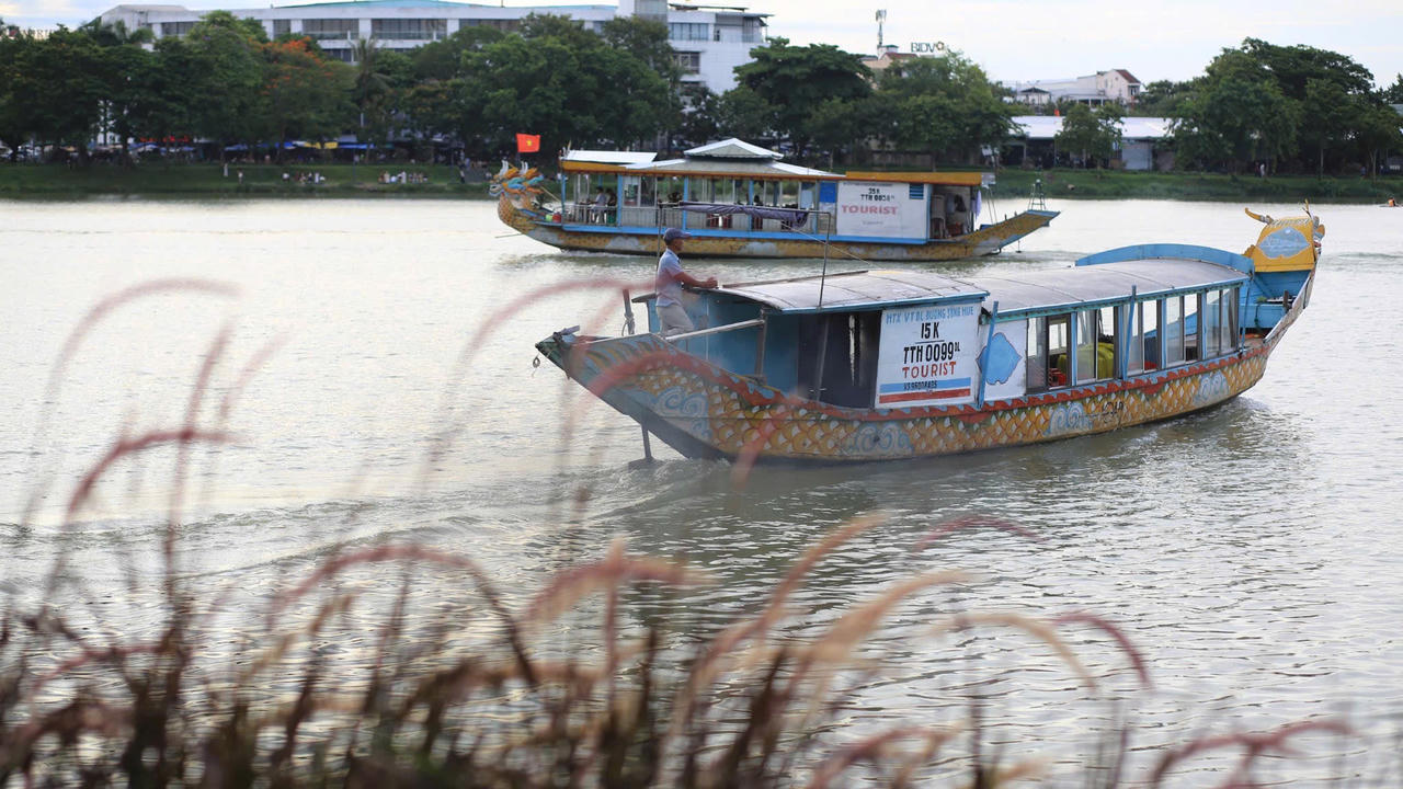 Khi chiều tà buông xuống, những chiếc thuyền rồng dập dềnh trên sông Hương, lướt qua những dải lau mềm mại rợp bóng ven bờ. 