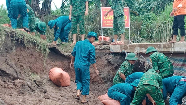 Bộ đội biên phòng Quảng Trị giúp người dân vùng biên khắc phục hậu quả mưa lũ