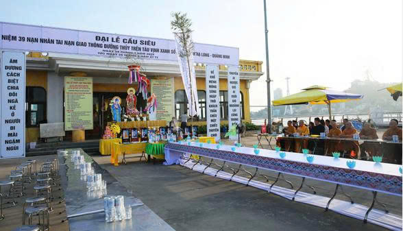 Đại lễ cầu siêu tưởng niệm 39 nạn nhân vụ tai nạn tàu trên Vịnh Hạ Long sẽ được diễn ra tới 21h ngày 28/7 theo đúng với các nghi thức Phật giáo.