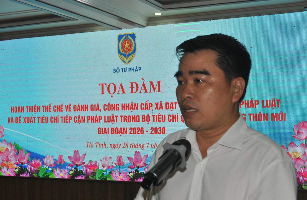 Ông Đinh Văn Hồng-Phó Giám đốc Sở Tư pháp tỉnh Hà Tĩnh phát biểu tham luận. Ảnh: PV