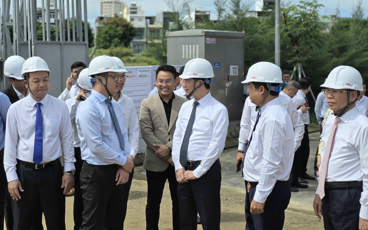 Bộ trưởng Bộ Khoa học và Công nghệ Nguyễn Mạnh Hùng cùng đoàn công tác thăm công trường VSAP Lab.
