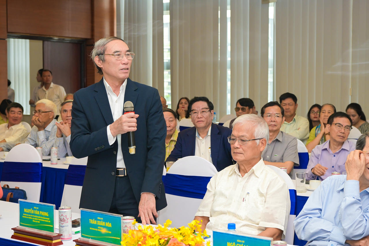 Một số nhà khoa học phát biểu tại diễn đàn: PGS.TS Ngô Trí Long (ảnh trên), Chuyên gia kinh tế Nguyễn Văn Phụng (ảnh dưới).
