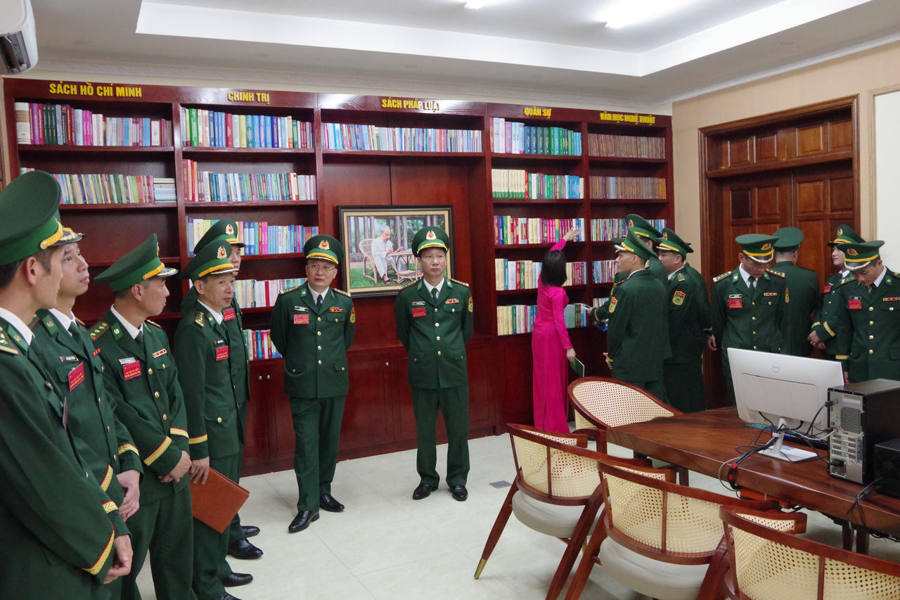 Các đại biểu và cán bộ, chiến sĩ tham quan phòng thư viện.