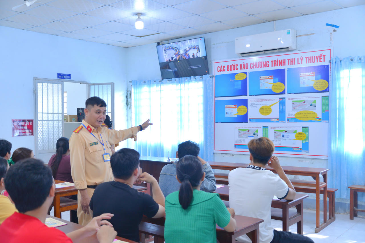 Cán bộ Phòng CSGT hướng dẫn các quy định trong kỳ sát hạch GPLX.