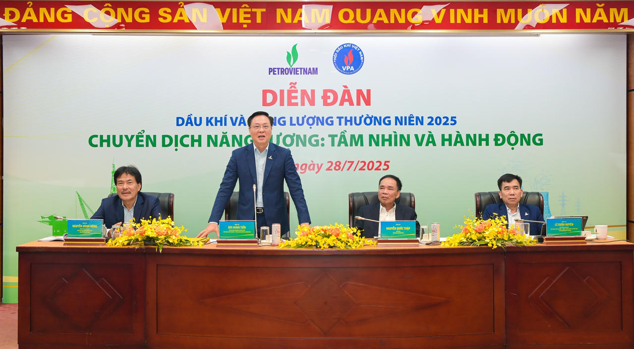 Ông  Bùi Minh Tiến - Thành viên Hội đồng Thành viên Petrovietnam và ông Nguyễn Quốc Thập - Chủ tịch Hội Dầu khí Việt Nam chủ trì Diễn đàn.
