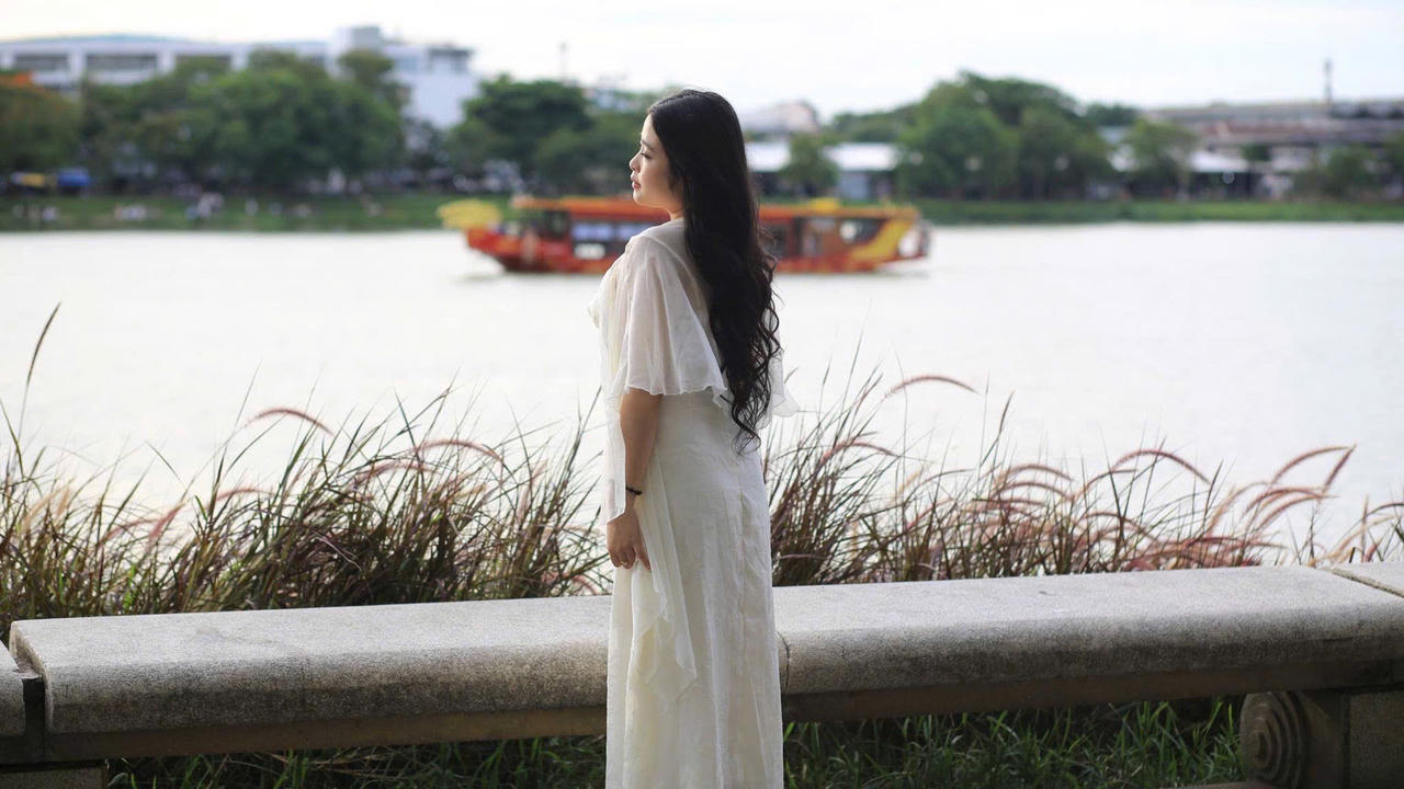 Nhiều du khách chọn dịp này trở về Huế, không chỉ thăm lăng tẩm, chùa chiền mà còn đắm mình trong vẻ yên bình và tĩnh lặng của mùa thu xứ cố đô. Những cung đường cỏ lau như lời mời dịu dàng, dẫn lối về với thiên nhiên Huế.