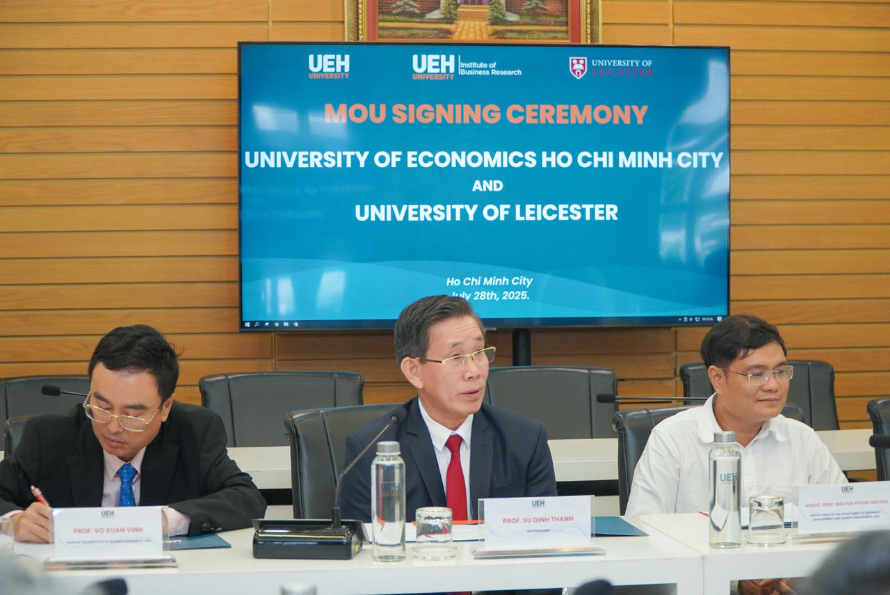 GS Sử Đình Thành - Hiệu trưởng Đại học Kinh tế TP HCM (giữa).