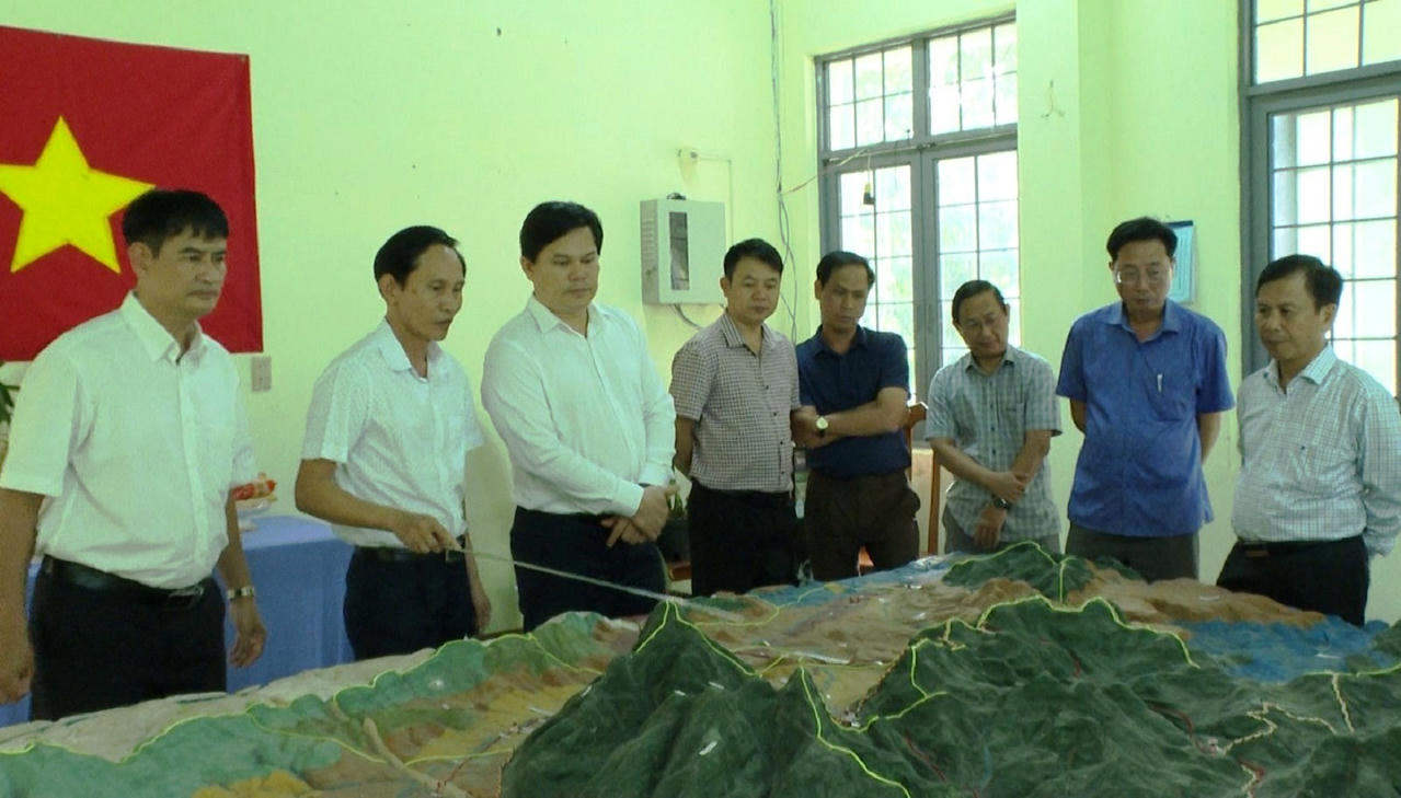 Phó Chủ tịch UBND tỉnh Quảng Ngãi Trần Phước Hiền làm việc với lãnh đạo BQL Vườn quốc gia Chư Mom Ray.