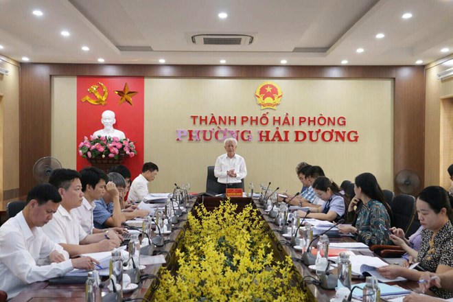 Trưởng Ban Nội chính Thành ủy Hải Phòng Nguyễn Đình Chuyến kiểm tra công tác chuẩn bị Đại hội Đảng bộ tại phường Hải Dương.