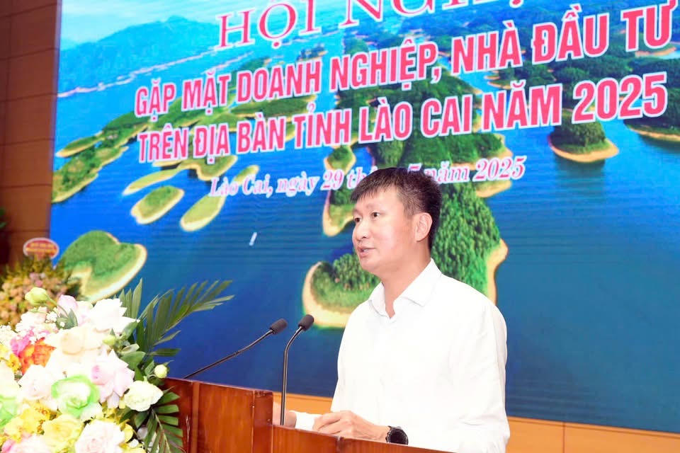 Ông Trần Huy Tuấn – Phó Bí thư Tỉnh ủy, Chủ tịch UBND tỉnh Lào Cai trao đổi các nội dung các vấn đề doanh nghiệp quan tâm.