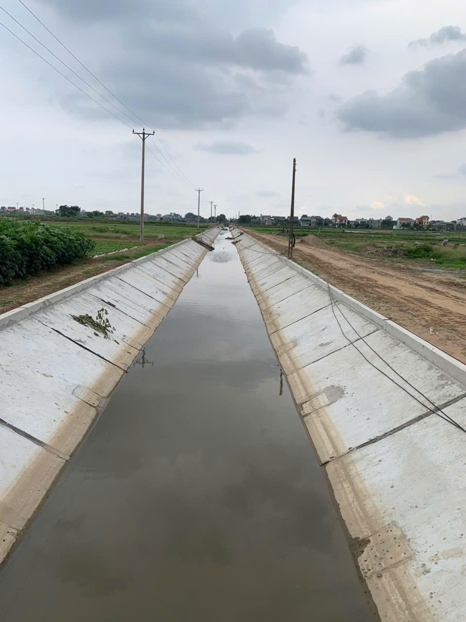 Kênh Nam thuộc hệ thống thủy lợi huyện Ý Yên (cũ).