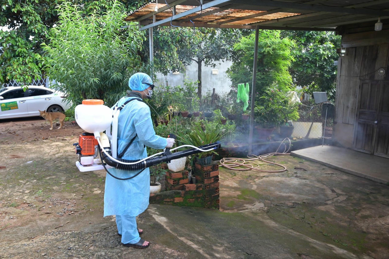Phun thuốc diệt muỗi nhằm không để dịch bùng phát, lây lan trên diện rộng.