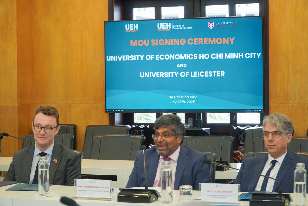  GS. Nishan Canagarajah - Hiệu trưởng Đại học Leicester (ngồi giữa) bày tỏ sự vui mừng về việc hợp tác từ cả hai phía.