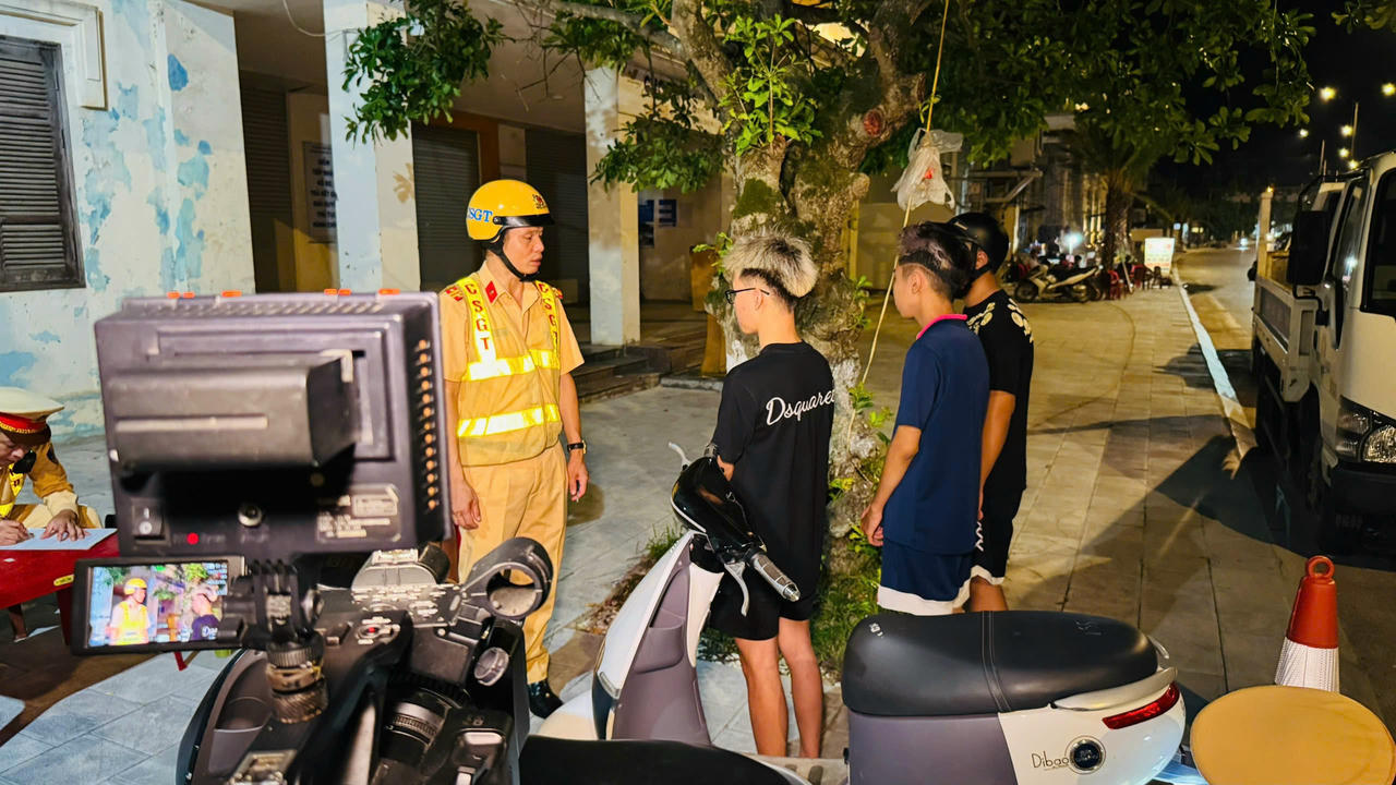 Tập trung tuần tra, kiểm soát tại các tuyến địa bàn trọng điểm, các tuyến đường thường xuyên xảy ra tai nạn giao thông. 
