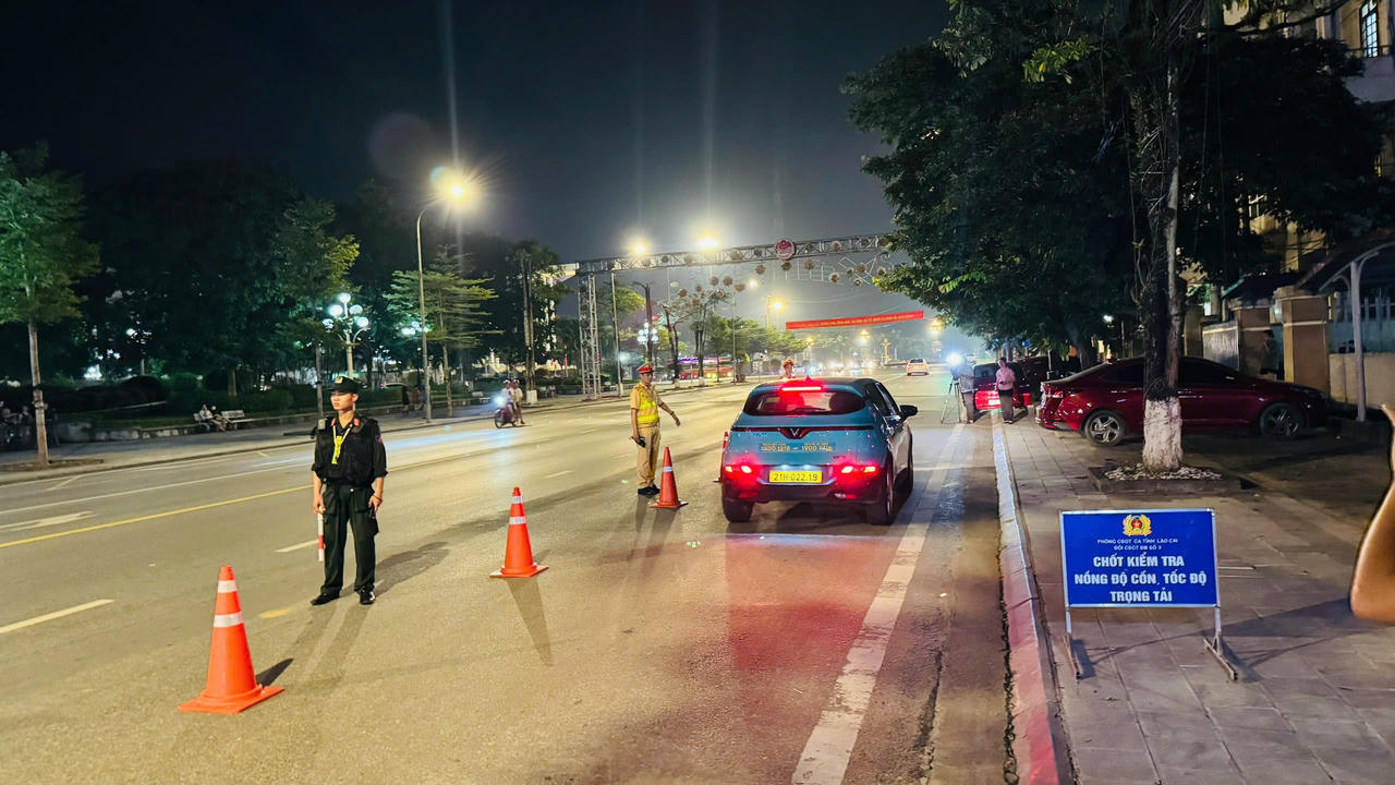 Cũng trong đợt cao điểm, lực lượng Cảnh sát giao thông, Công an tỉnh Lào Cai đã tăng cường công tác kiểm tra xử lý các trường hợp vi phạm về nồng độ cồn; xử lý tình trạng thanh, thiếu niên điều khiển phương tiện vi phạm giao thông.