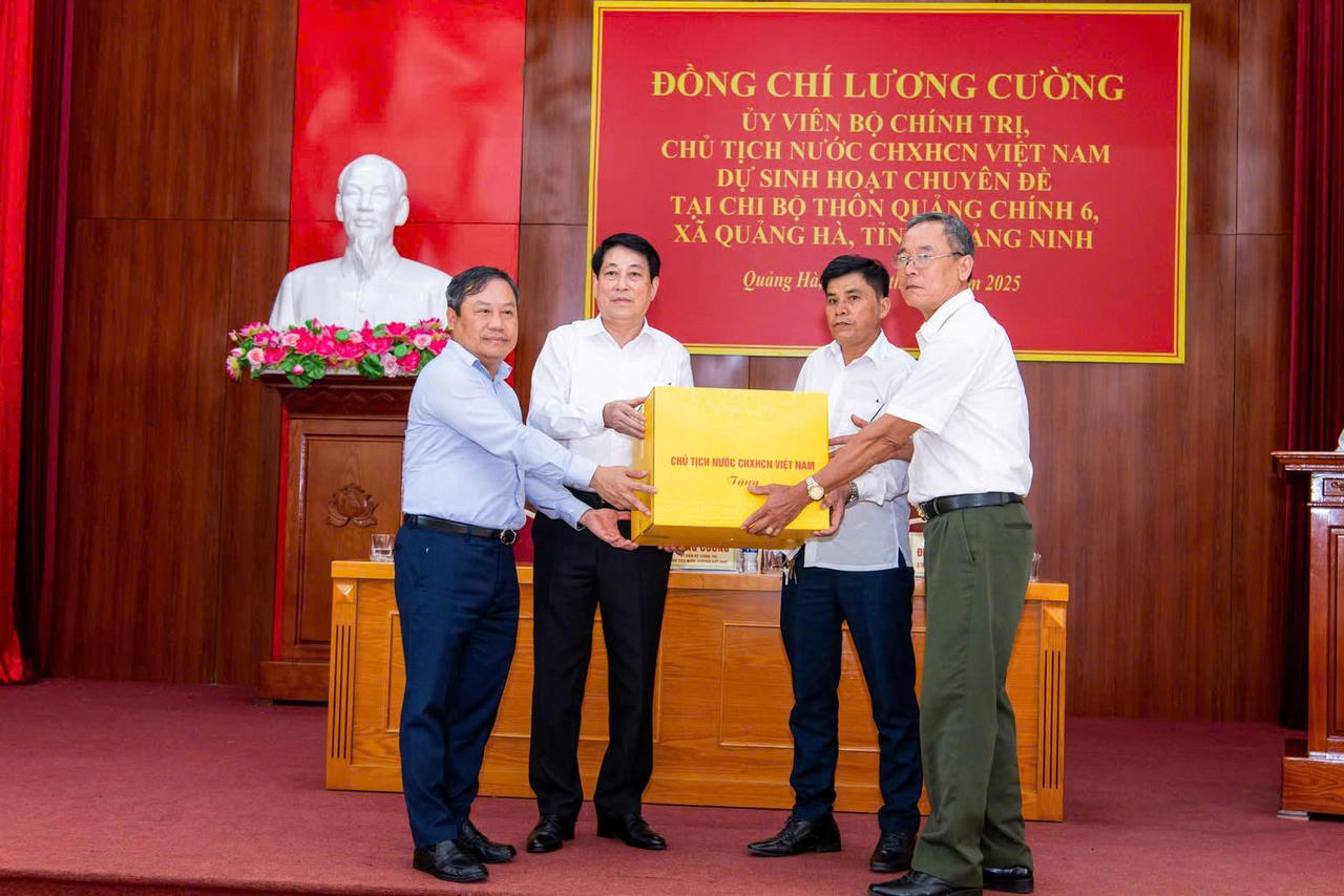 Chủ tịch nước Lương Cường dự sinh hoạt chuyên đề tại chi bộ thôn Quảng Chính 6, xã Quảng Hà.