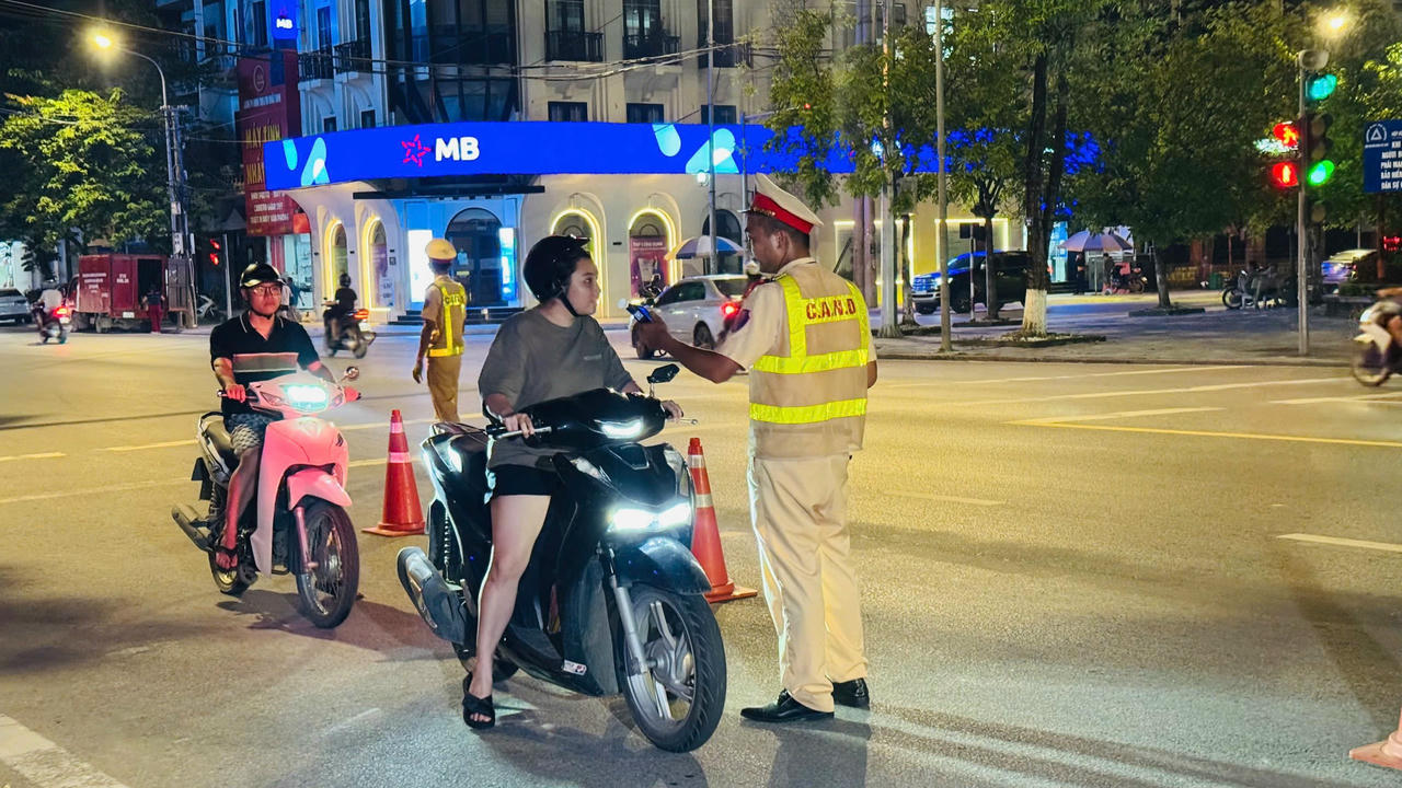 Công an Lào Cai ra quân cao điểm kiểm tra, xử lý các hành vi vi phạm về trật tự ATGT