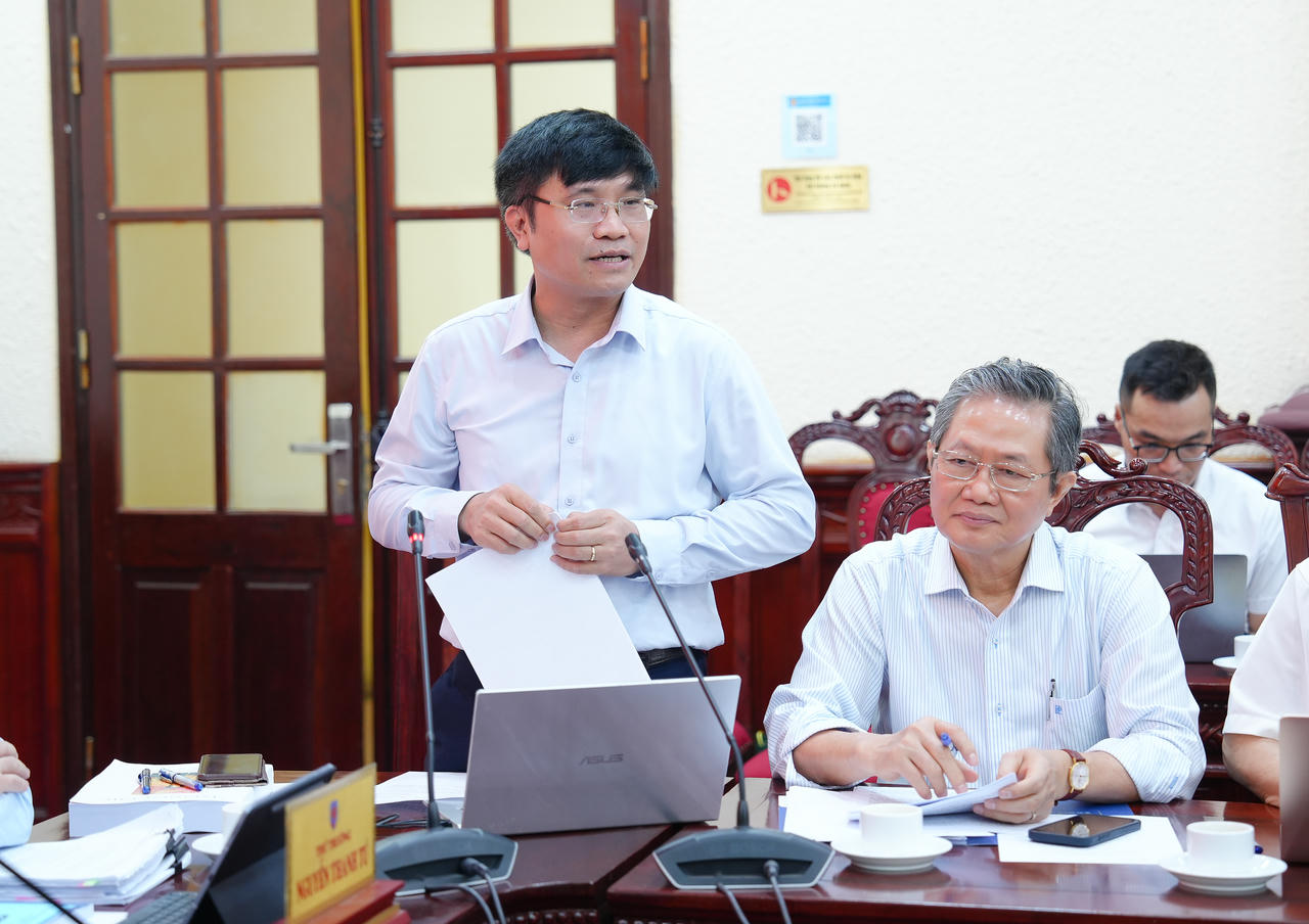 Viện trưởng Viện Chiến lược và Khoa học pháp lý Nguyễn Văn Cương báo cáo tại Toạ đàm.