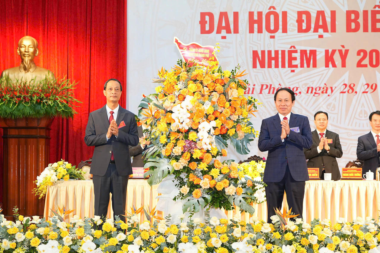 Bí thư Thành ủy Lê Tiến Châu tặng hoa chúc mừng Đảng bộ Các cơ quan Đảng TP.