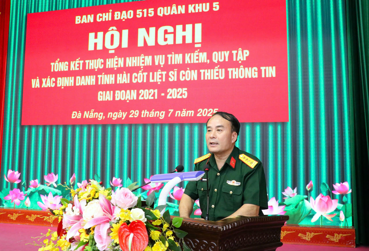 Đại tá Trần Minh Trọng - Phó Chính ủy Quân khu, Trưởng Ban Chỉ đạo 515 Quân khu 5 phát biểu tại hội nghị. 