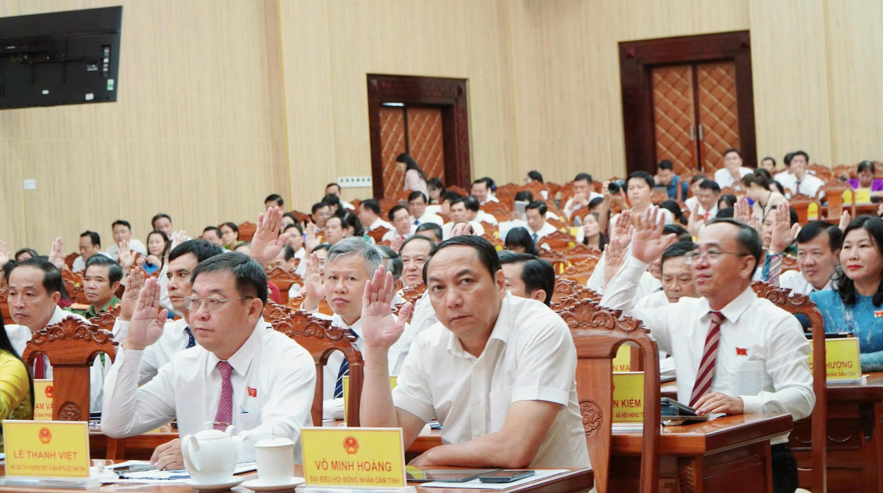 Các đại biểu thống nhất 13 nghị quyết dự thảo được trình tại kỳ họp (Ảnh: Khánh Thuỳ)